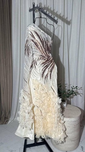 فستان سهره المزين بالشك اليدوي المزين بالريش والور...