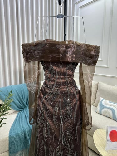 فستان سهره المزين بالتطريز ذيل اورجنزا