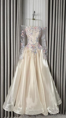 فستان سهره اورجنزا المزين بالكلفه المطرزه