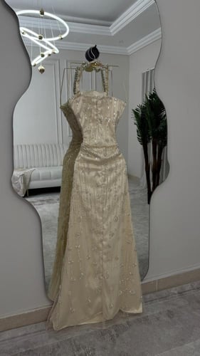 فستان سهره فخم المزين بالتطريز بشكل انيق