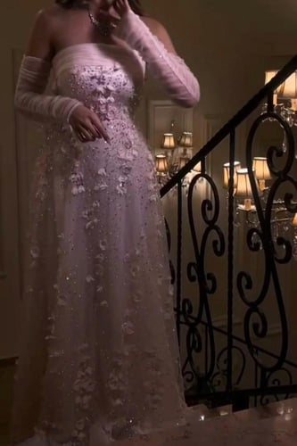 فستان سهره تل المزين بالتطريز اليدوي والورود البار...