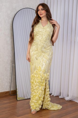 فستان سهره شك مزين بالورود البارزه والتطريز الفخم