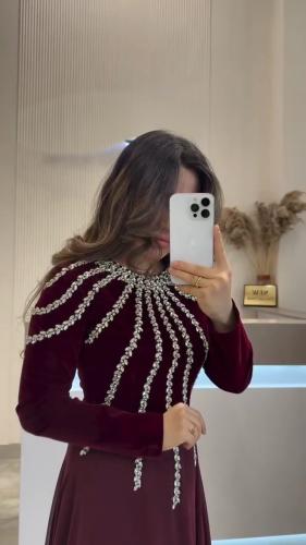 فستان سهره مخمل وشيفون جورجيت المزين بالتطريز فصوص...