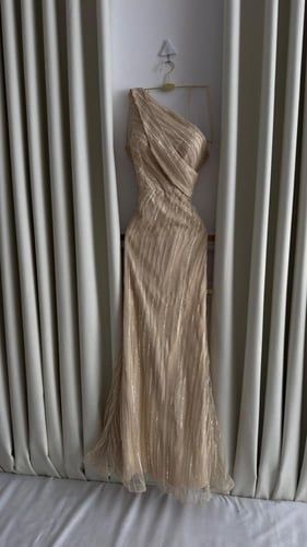 فستان سهره تل المزين بالخرز المشغول يدويا بعنايه