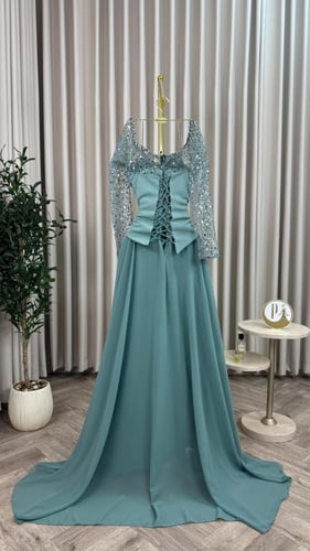 فستان باربي المزين بالتطريز