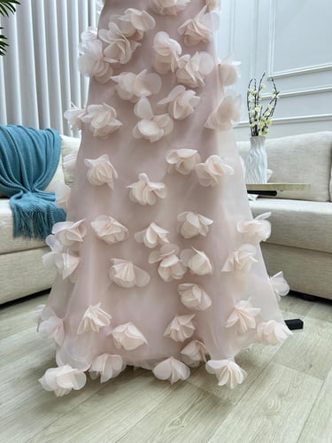 فستان سهره جازار المزين بالورود البارزه قصات ليزر...