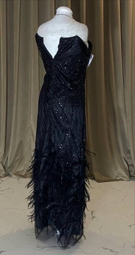 فستان سهره المزين بالتطريز والريش