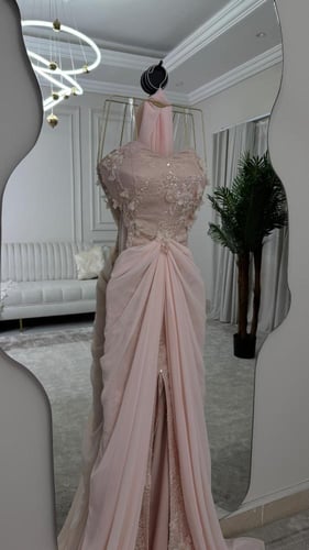 فستان شيفون جورجيت المزين بالتطريز والورود مزين با...