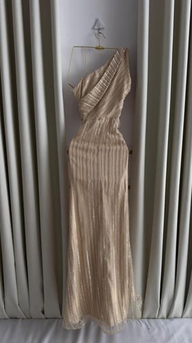 فستان سهره تل المزين بالخرز المشغول يدويا بعنايه