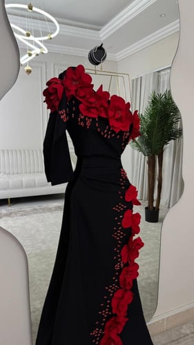 فستان سهره المزين بالورود البارزه والتطريز اليدوي...