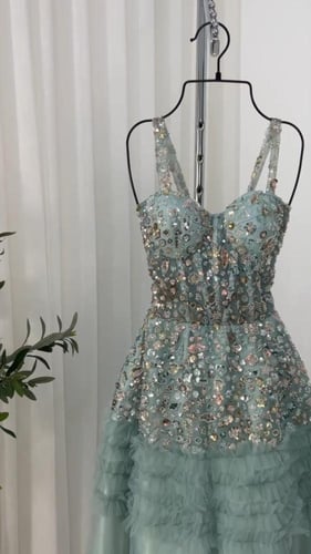 فستان سهره كلفه خرز وتل المزين بالطبقات