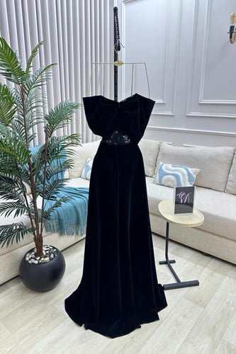 فستان جوخ المزين بالكلفه المطرزه