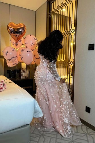 فستان سهره تل المزين بالخرز والورود