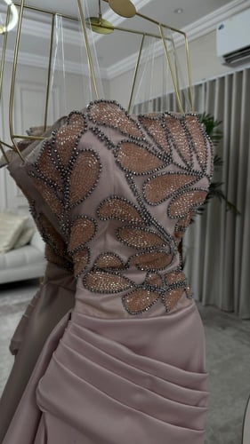 فستان سهره تفته المزين بالتطريز اليدوي