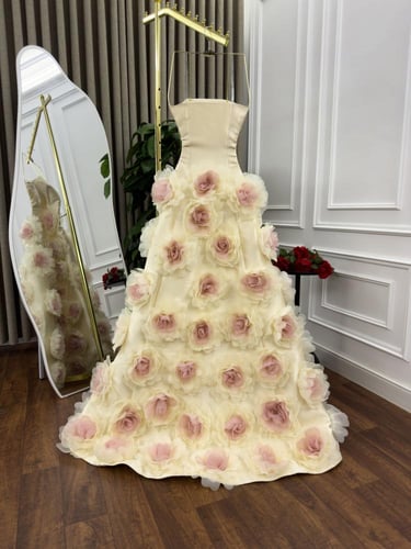 فستان سهره فخم دبل كلوش المزين بالورود البارزه