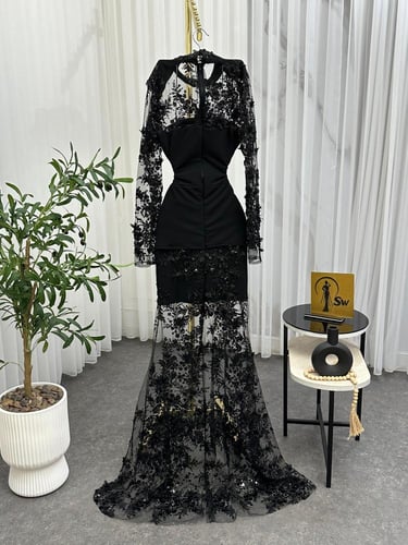 فستان باربي اسود المزين بالورود البارزه على تل