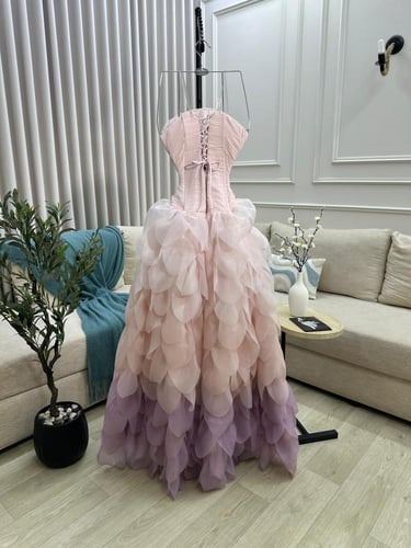 فستان سهره باربي مزين بالطبقات اورجنزاء قصات ليزر