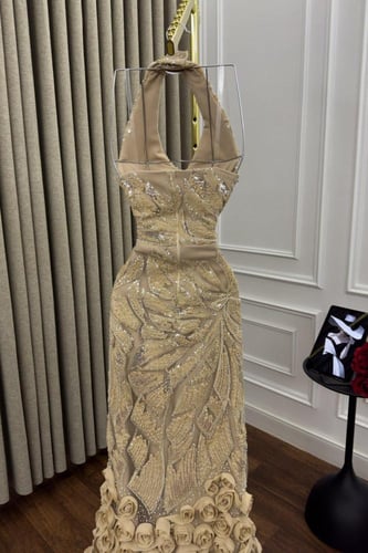 فستان سهره شك مزين بالورود البارزه والتطريز الفخم