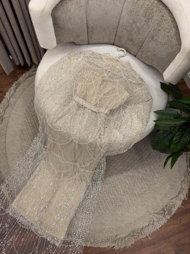 فستان سهره تل المزين بالخرز واللول بشمل كثيف