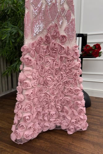 فستان سهره شك مزين بالورود البارزه والتطريز الفخم