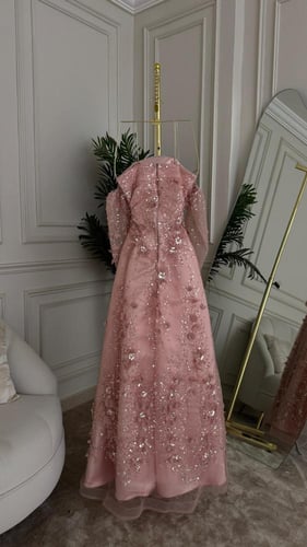 فستان سهره المزين بالورود مزين بالتطريز