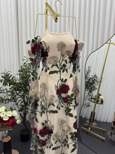 فستان تل على حرير المزين بالتطريز فصوص زاركون