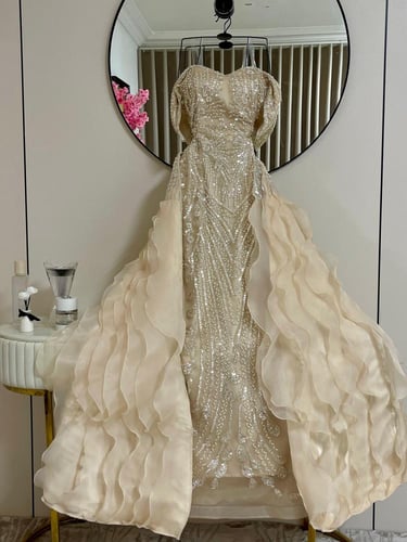 فستان سهره المزين بالكلفه الخرز ذيل اورجنزا مزين ب...