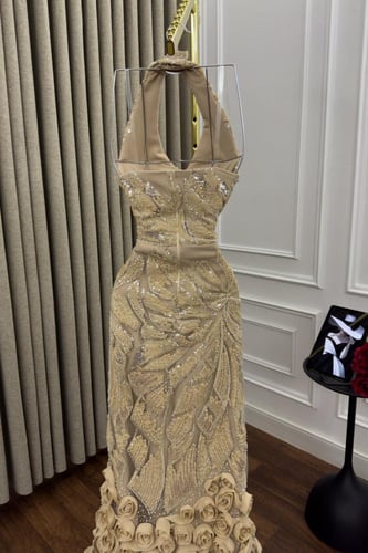 فستان سهره شك مزين بالورود البارزه والتطريز الفخم