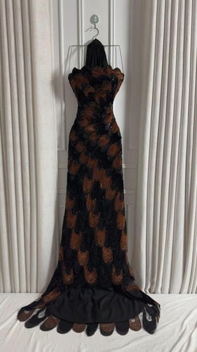 فستان سهره قطيفه المزين بالتطريز شال شيفون جورجيت