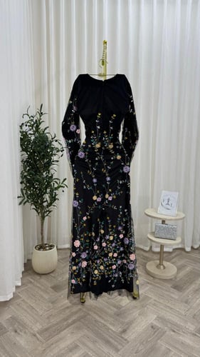 فستان مخمل وتل المزين بالتطريز الفخم