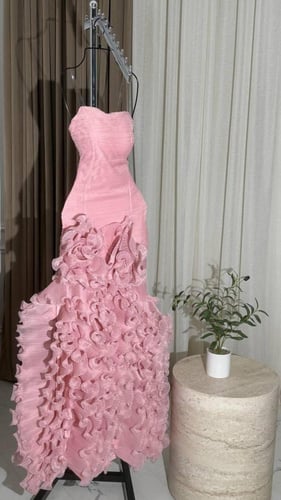 فستان سهره جازار المزين بالطبقات بشكل انيق ومتناسق