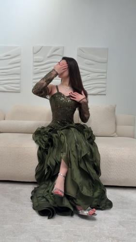 فستان سهره فخم المزين بالتطريز بشكل انيق مزين بالط...