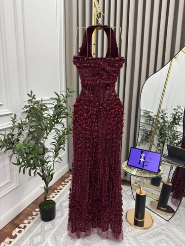 فستان سهره كلفه مزين بالتطريز والورود