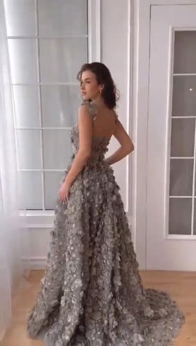 فستان سهره المزين بالورود المطرزه يدوي المشغوله بد...