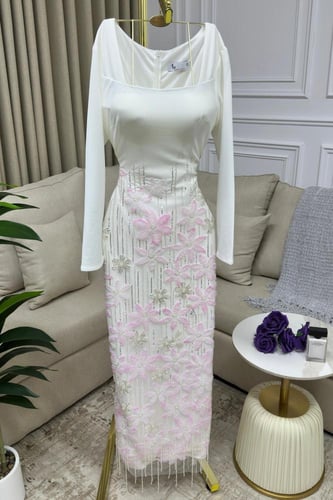 فستان انيق بخامة الباربي مزين بالكلفه المطرزه المت...