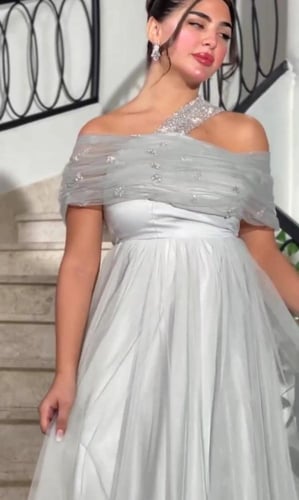 فستان سهره حوامل تل تفته المزين بالتطريز