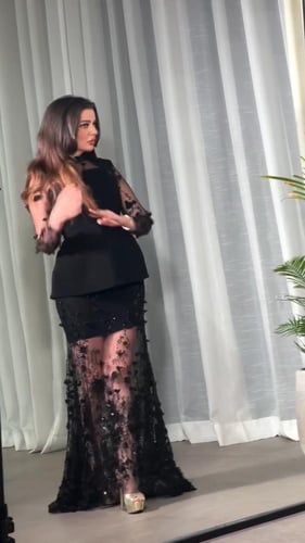 فستان باربي اسود المزين بالورود البارزه على تل