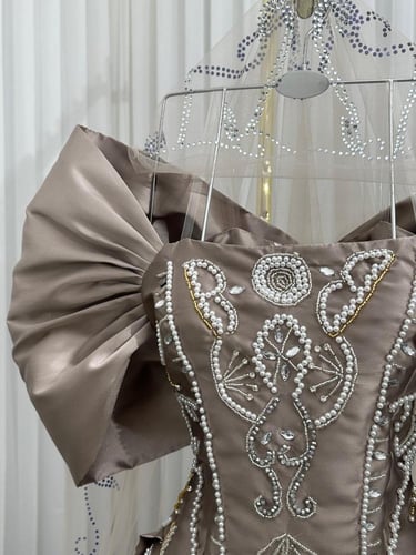 فستان ميكادو المزين بالتطريز اليدوي الفخم بشكل اني...