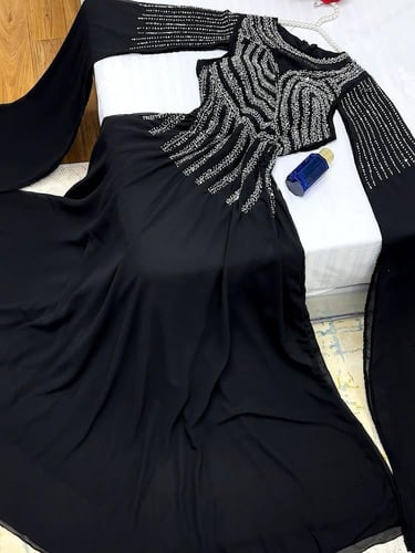 فستان شيفون جورجيت المزين بالتطريز اليدوي على القم...