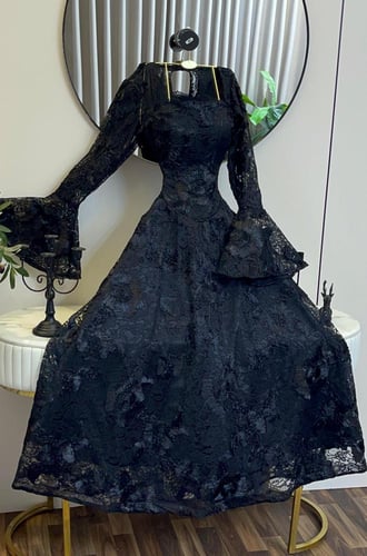 فستان دانتيل مورد مزين بالتطريز