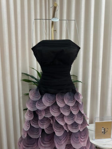 فستان سهره صدر تل المزين بالطبقات اوراق بطانه