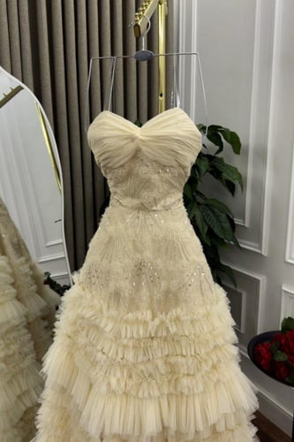 فستان سهره تل طبقات المزين بالتطريز