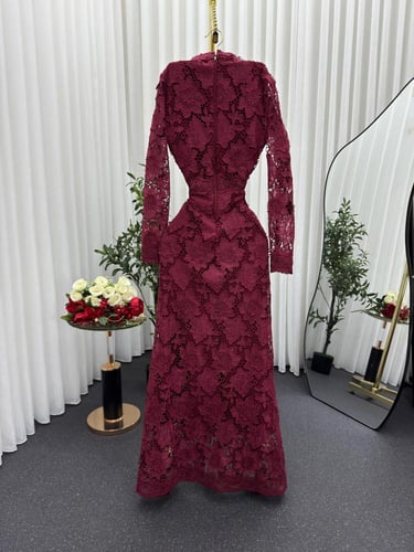 فستان مزين بالورود جبير