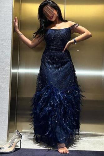 فستان سهره المزين بالتطريز والريش