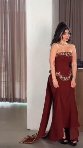 فستان كريب استرتش المزين بالتطريز اليدري الفهم وال...