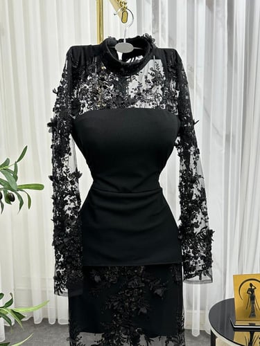 فستان باربي اسود المزين بالورود البارزه على تل