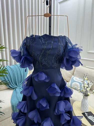 فستان سهره جازار المزين بالورود البارزه قصات ليزر...