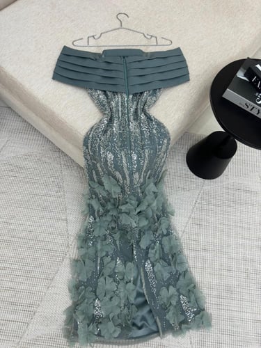 فستان سهره المزين بالخرز والورود البارزه