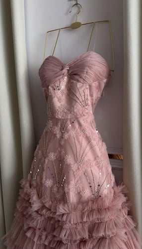 فستان سهره تل المزين بالتطريز والمزين بالطبقات