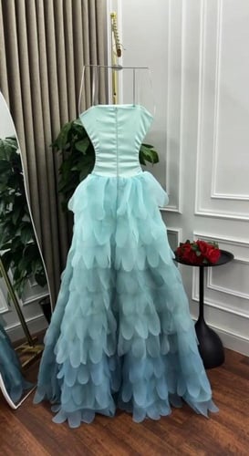 فستان سهره اورجنزا مموج المزين بالطبقات بشكل انيق...